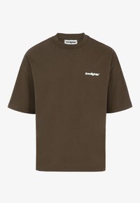 Camiseta de algodón marrón con cuello redondo y mangas cortas. Presenta un pequeño logotipo blanco en la parte delantera. Dobladillo recto con un corte relajado.