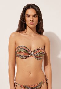 Bikini sæt med farverige zigzag mønstre i forskellige nuancer. Toppen er uden stropper med rynket detalje, og bunden har bindesider.