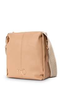 Beige nepleren schoudertas met een gestructureerde afwerking, gouden logo-detail en een patroon op de geweven strap met chevron-accenten.