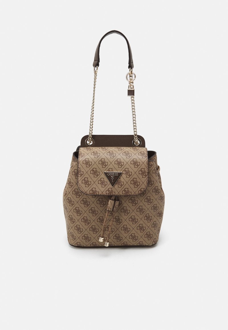 Sac à main Guess à motif marron avec rabat, fermeture à cordon, bandoulière chaîne dorée et logo métallique triangulaire sur le rabat avant.