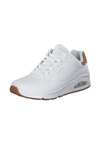 Scarpa sportiva bianca con tomaia in sintetico liscio, dettagli perforati e accento beige sul tallone. Presenta un design leggero e ammortizzazione ad aria.