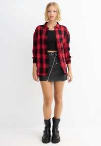 INSIDE DE CUADROS CON BOLSILLO - Blusa - rojo