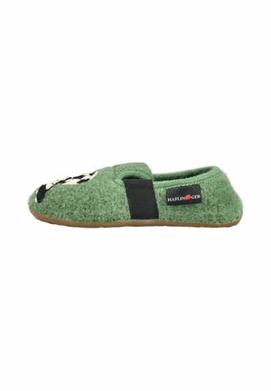 Grüner Filz-Slipper mit schwarzem Elastikband, brauner Sohle und einem kleinen schwarzen Etikett mit der Aufschrift "Haflinger."