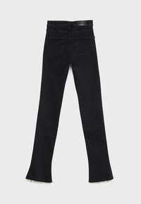 Jeans flare en denim noir avec un ourlet effiloché, deux poches arrière et une taille mi-haute. Texture lisse avec une finition soignée.