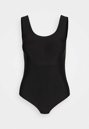 Črn enodelni kopalni kostim z izrezom in širokimi naramnicami, ki se ponaša z gladko mat površino in prilegajočim bodijem, ki se pri nogah zoži.