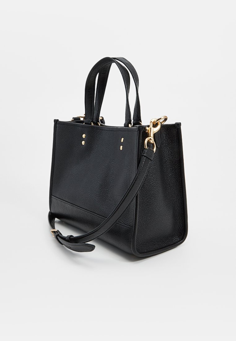 Bolso de mano de cuero negro con un diseño estructurado, asas dobles y una correa de hombro desmontable. Presenta herrajes en tono dorado y un acabado texturizado.