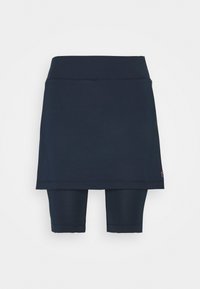 Skort de deporte en color marino que cuenta con un short interior ajustado y una capa exterior suelta. Fabricado con un material elástico, de textura suave y costuras limpias.