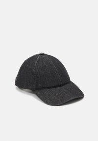 Gorra de béisbol de denim oscuro con corona redondeada, visera curva y detalles cosidos. Tejido ligero con textura sutil.