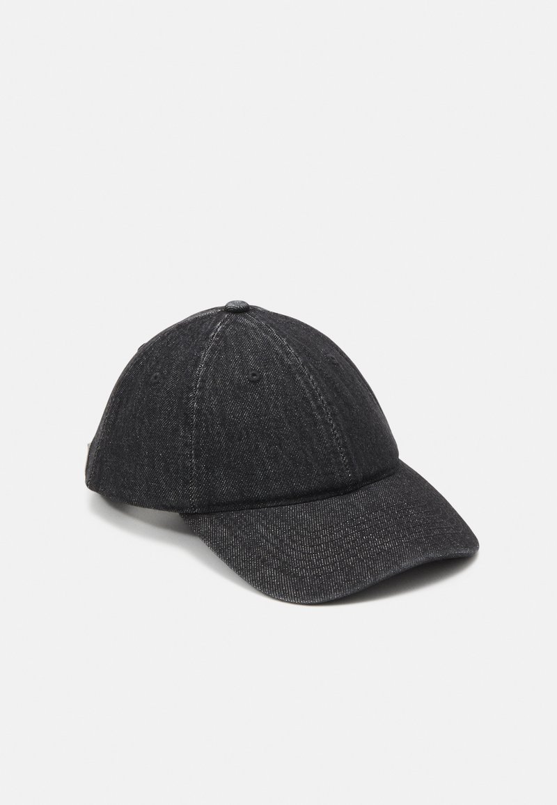 Gorra de béisbol de denim oscuro con corona redondeada, visera curva y detalles cosidos. Tejido ligero con textura sutil.