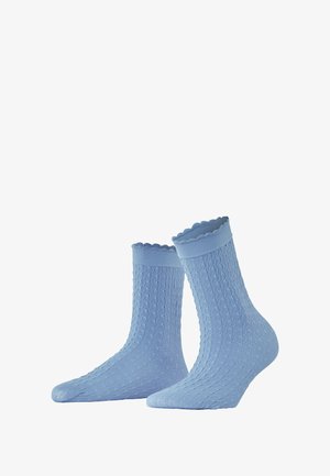 Chaussettes tricotées bleu clair avec un motif texturé, dotées d'un bord festonné. Fabriquées à partir d'un matériau doux, idéales pour le confort.