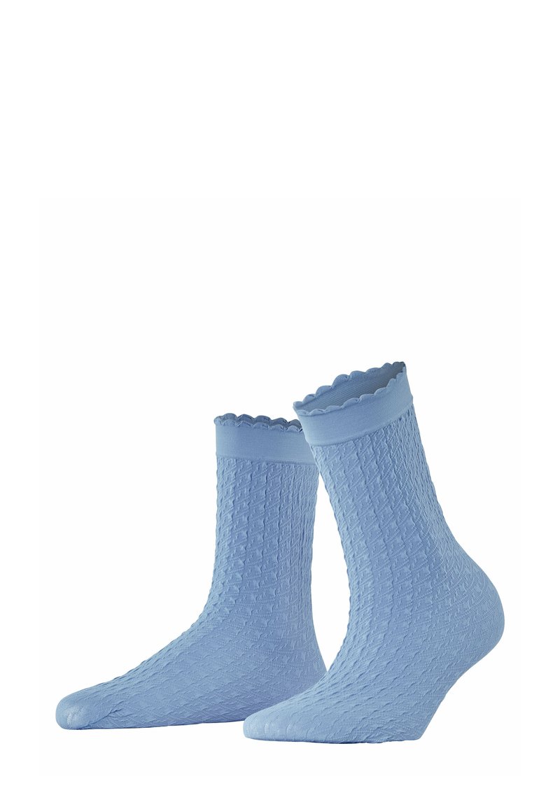 Jasnoniebieskie skarpetki dziane z teksturowanym wzorem, z falbanką na mankiecie. Wykonane z miękkiego materiału, idealne do noszenia dla maksymalnego komfortu.