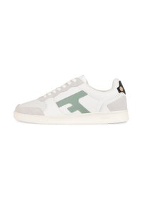 Zapatillas con una parte superior de cuero blanco y acentos de ante gris claro, un diseño de logo verde y una lengüeta trasera negra con un botón dorado.