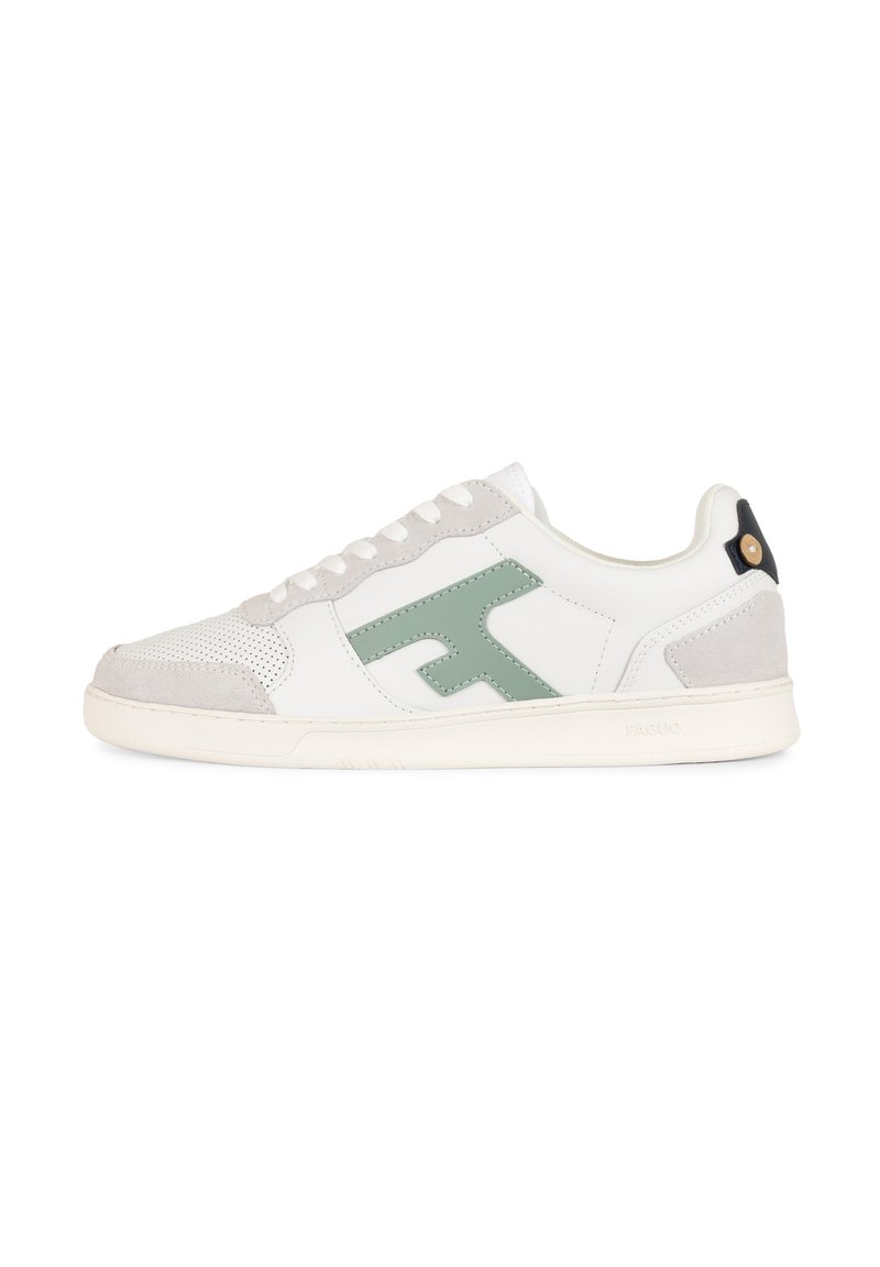 Zapatillas con una parte superior de cuero blanco y acentos de ante gris claro, un diseño de logo verde y una lengüeta trasera negra con un botón dorado.
