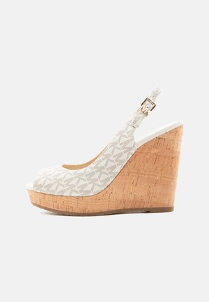 Witte sandaal met sleehak en slingback, met patroon, open neus en kurken plateauhak, voorzien van een gouden gesp.