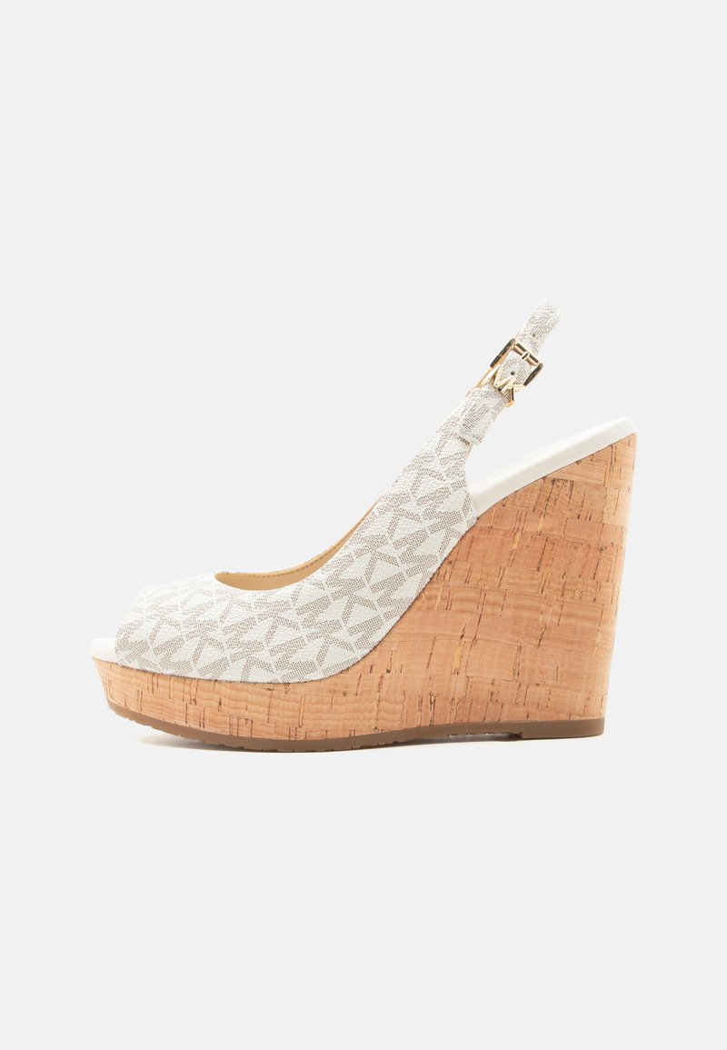 Άσπρο σανδάλι πλατφόρμας με λουράκι στη φτέρνα, ανοιχτά δάχτυλα και τακούνι από φελλό, με χρυσή αγκράφα.