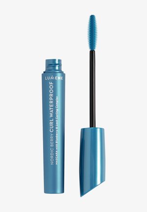 Tube de mascara bleu waterproof étiqueté Nordic Berry Curl, avec capuchon ouvert et pinceau applicateur incurvé à poils bleus visible.