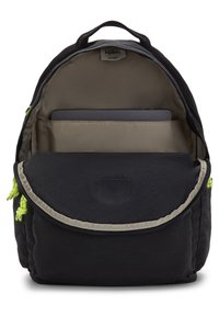 Zaino in tessuto nero con una texture morbida, dotato di un interno foderato in beige, una tasca per laptop e zip di colore verde brillante.