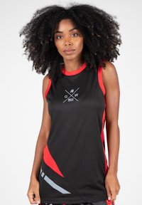 Schwarzes ärmelloses Sporttop mit roten Akzenten, das ein grafisches Design und eine glatte Stoffstruktur aufweist. Auffälliger diagonaler Farbabgleich an der Seite.