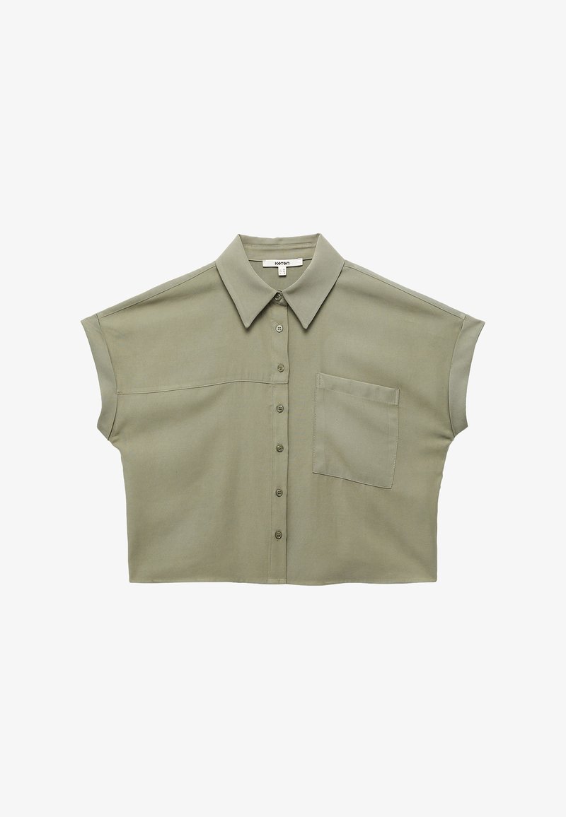 Camicetta corta a maniche corte di colore verde salvia, con colletto, bottoni frontali e una tasca a toppa sul lato sinistro. Tessuto liscio.