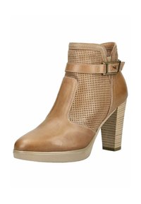 Knöchelhoher Stiefel aus cognacfarbenem Leder mit perforierten Seiten, einem dekorativen Riemen mit Schnalle und einem hohen, gestapelten Blockabsatz.