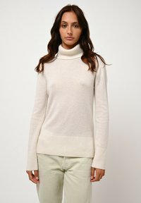 Sweter w kolorze kremowym z wysokim kołnierzem, wykonany z miękkiego materiału, z ribbowymi mankietami i dołem. Prosty design, długie rękawy i dopasowany kształt zapewniający ciepło.