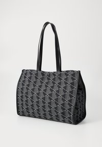 Geantă de toată ziua în nuanțe de negru și gri, cu un design geometric, dotată cu două mânere negre și o formă rectangulară bine definită.