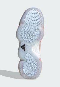 Podošva topánky s zakriveným bielym gumovým dizajnom, s textúrovanými vzormi a výrezmi. Rúžové akcenty a čierne logo trefoil.