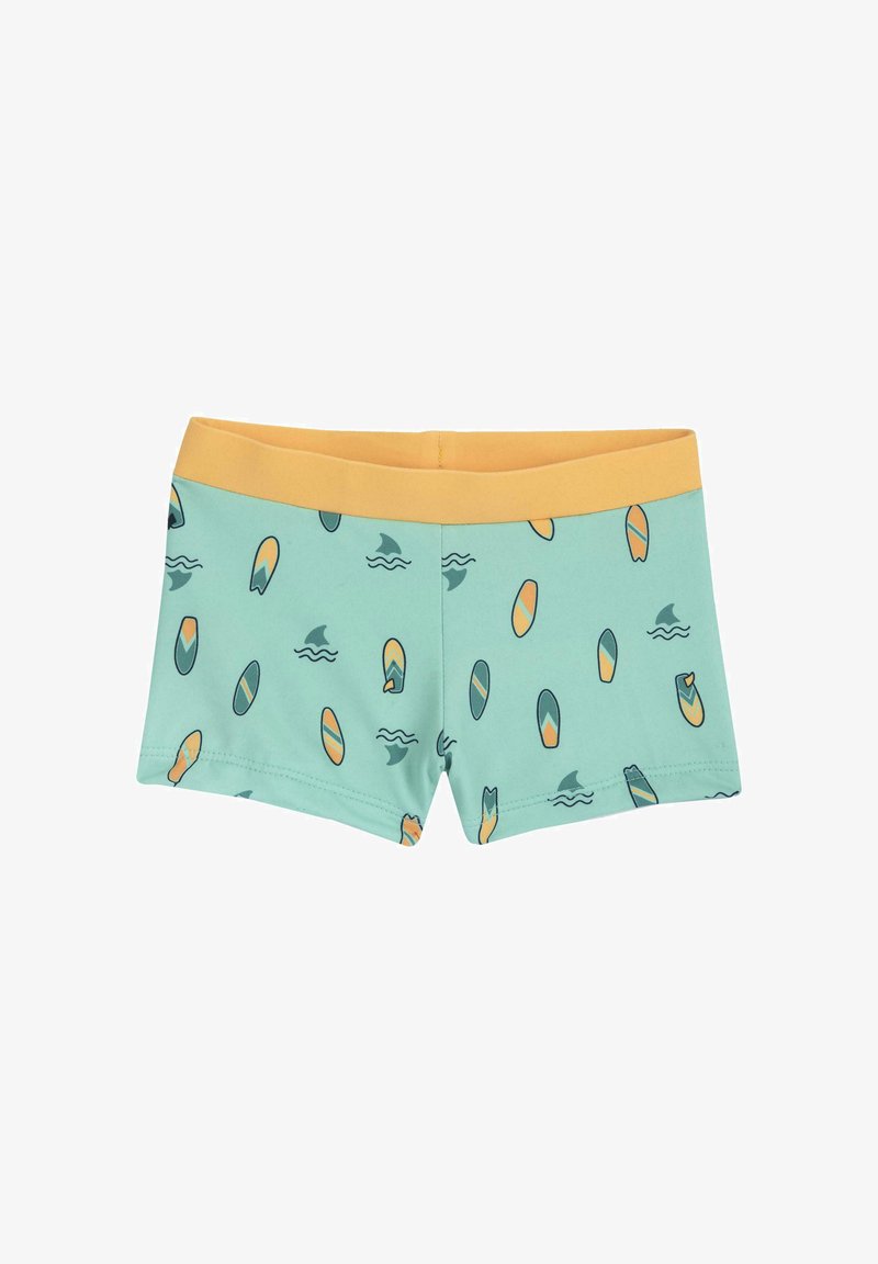 Shorts de bain couleur aigue-marine avec taille jaune, présentant un motif de planches de surf, vagues et requins en différentes couleurs. Tissu doux et lisse.