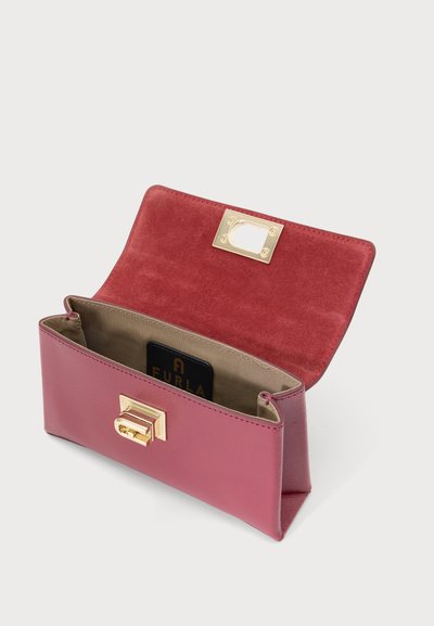 Отворена розова чанта Furla с златист капак, бежова подплата и черна брандирана карта вътре.