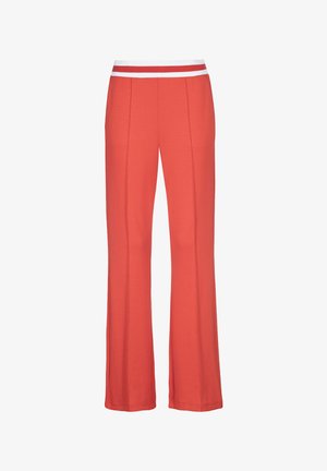 Koraalrode wijde broek met verticale naaddetails en een wit elastische tailleband met twee koraalkleurige strepen.