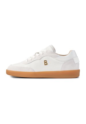 Witte lage sneaker met gumzool, veters aan de voorkant, suède accenten en een gouden "B"-logo aan de zijkant.