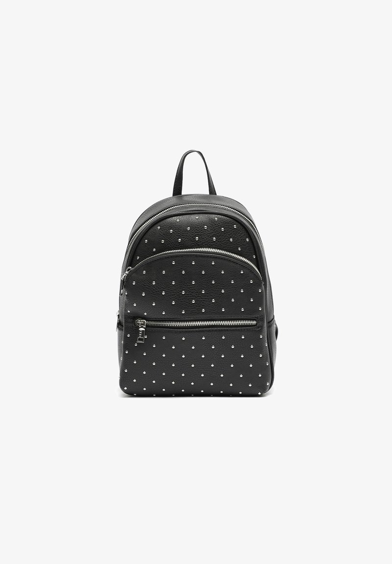 Mochila de cuero negro con patrón de puntos plateados, que cuenta con dos compartimentos con cremallera y correas ajustables. Textura suave.