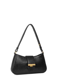 Sac à main en cuir noir avec une surface texturée, une forme courbée, des détails en métal doré et un fermoir central. Bandoulière réglable.