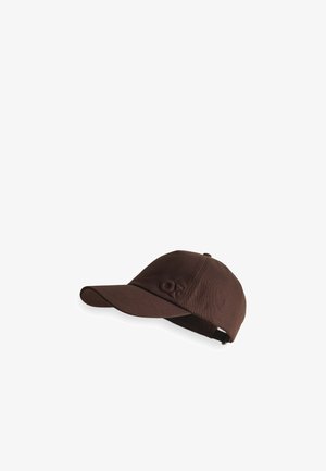 Dunkelbraune Baseballkappe mit gebogenem Schirm und verstellbarem Riemen, mit dezent besticktem "OR"-Logo auf der Vorderseite.