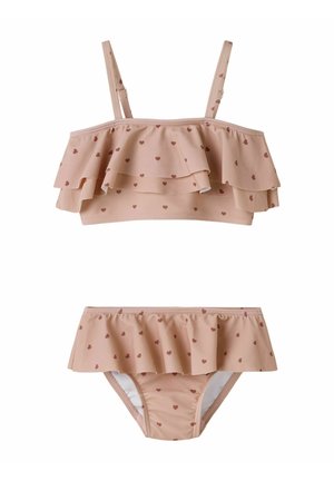 Vaaleanpunainen kaksiosainen uimapuku, jossa pieniä punaisia sydänkuvioita, röyhelöinen yläosa olkaimilla ja siihen sopivat röyhelöiset bikinihousut.