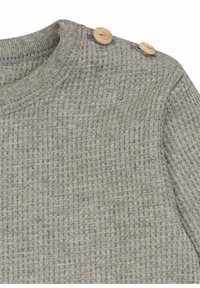 Grauer, gerippter Pullover mit Holzknopf-Details an der Schulter. Weiche Textur und lässiges Design, mit Rundhalsausschnitt und dezenten Nähten.