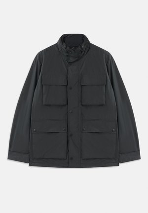 Chaqueta de utilidad negra con cuatro bolsillos frontales con solapa, cierres de botón a presión, mangas largas y un alto cuello con cremallera.