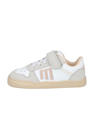 Zapatilla blanca y beige con cordones y una tira de Velcro, suela beige y un logo estilizado "M" en el panel lateral.