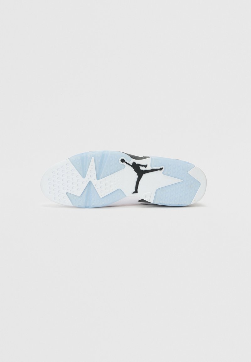 Biała podeszwa sportowego buta z czarnym logo Jumpman, teksturowanymi niebieskimi akcentami oraz wielopatternowym wzorem bieżnika zapewniającym przyczepność.