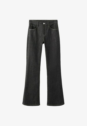 Vaqueros negros de denim con cintura alta, botón frontal, bolsillos y piernas ligeramente acampanadas, colocados planos sobre un fondo blanco.