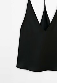 Camisola nera in satin con una profonda scollatura a V e spalline sottili, caratterizzata da una superficie liscia e una forma fluida. Orlo svasato alla base.