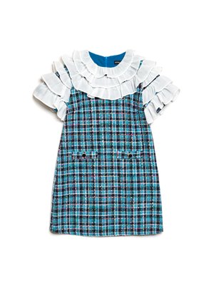 Vestido de tartan com um padrão xadrez azul e preto com acentos coloridos. Gola e mangas em tecido plissado branco. Duas bolsas frontais.
