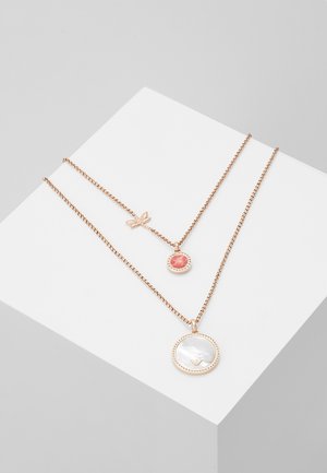 Deux chaînes en or rose à deux niveaux posées sur une surface blanche ; plus petit pendentif avec une pierre rose et un détail papillon, plus grand pendentif avec un cercle en nacre blanche.