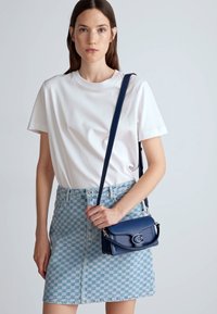 COACH POLISHED PEBBLE COVERED TABBY  - Kézitáska - deep blue