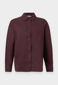 Chemise à manches longues boutonnée bordeaux foncé avec col classique et poignets sur fond uni.