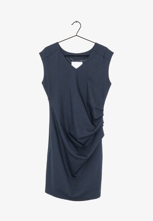 Vestido sin mangas de color azul marino con escote en V, detalle de drapeado lateral y tejido suave, colgado en un gancho negro para exhibición.