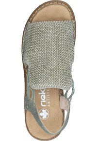 Ljust grönt vävt sandal med en texturerad tygöverdel, en vadderad sula och ett kontrasterande mörkare grönt band. Platt gummisula.