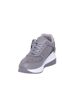 Scarpa sportiva grigia con tomaia in mesh testurizzato, dettagli lisci e suola piatta bianca. Presenta una chiusura con lacci e un dettaglio decorativo con cerniera.