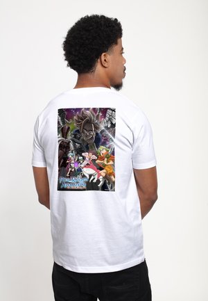 T-shirt bianco in cotone con una stampa grafica colorata sul retro, che mostra i personaggi di "Four Knights Apocalypse" in uno stile illustrato.