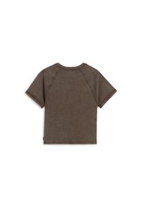 Brun bomulds t-shirt med korte raglanærmer, rund halsudskæring og synlige syninger. Blød, tekstureret stof.
